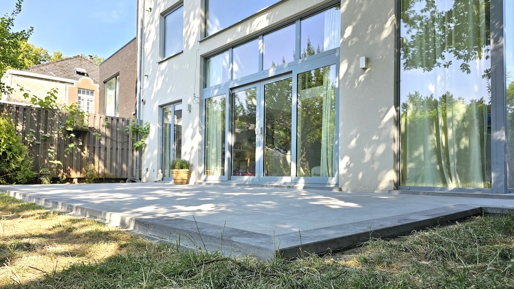 Aménagement d'une nouvelle terrasse en pierre bleue